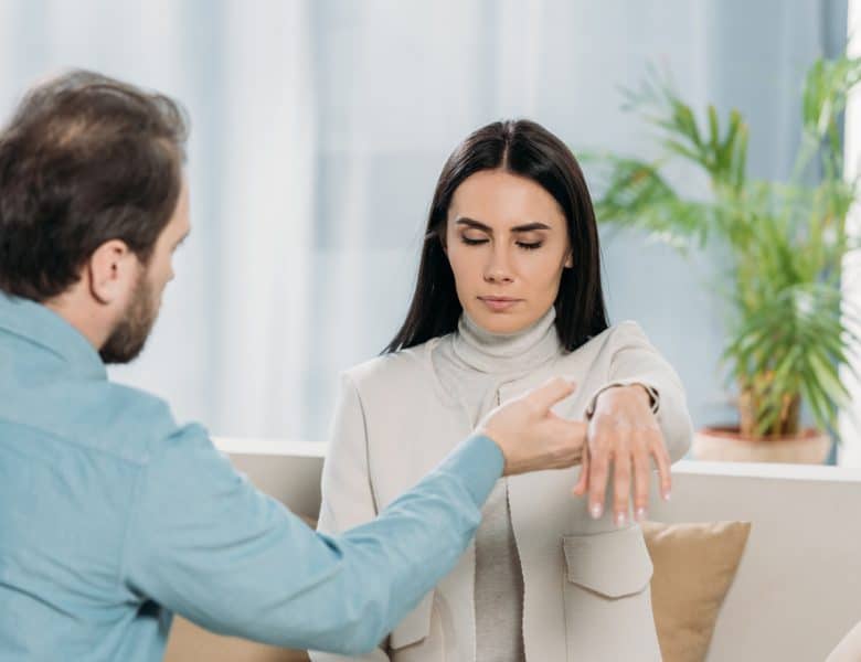 Médecine alternative : pourquoi l&rsquo;hypnose gagne-t-elle du terrain en France ?