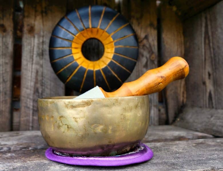 Utiliser les Bols Tibétains pour Réduire le Stress et l&rsquo;Anxiété : Techniques Efficaces