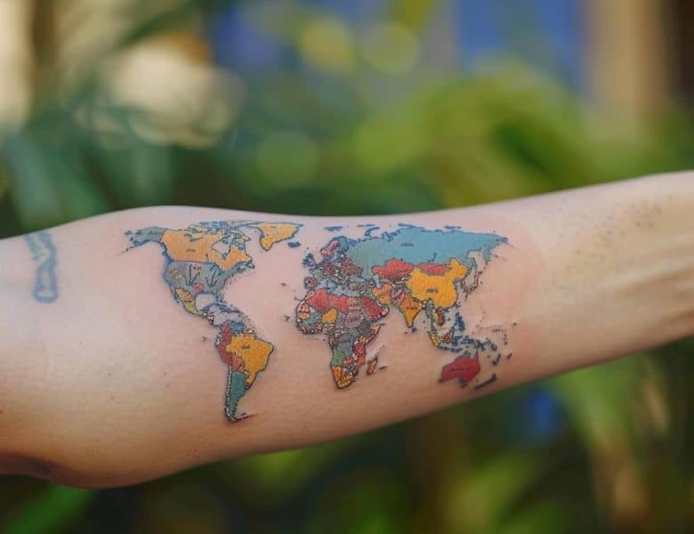 Tatouage de carte du monde sur le bras : inspirations et significations