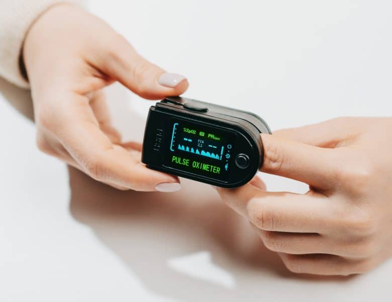 Mesurer la saturation artérielle : le rôle clé de l&rsquo;oxymètre de pouls