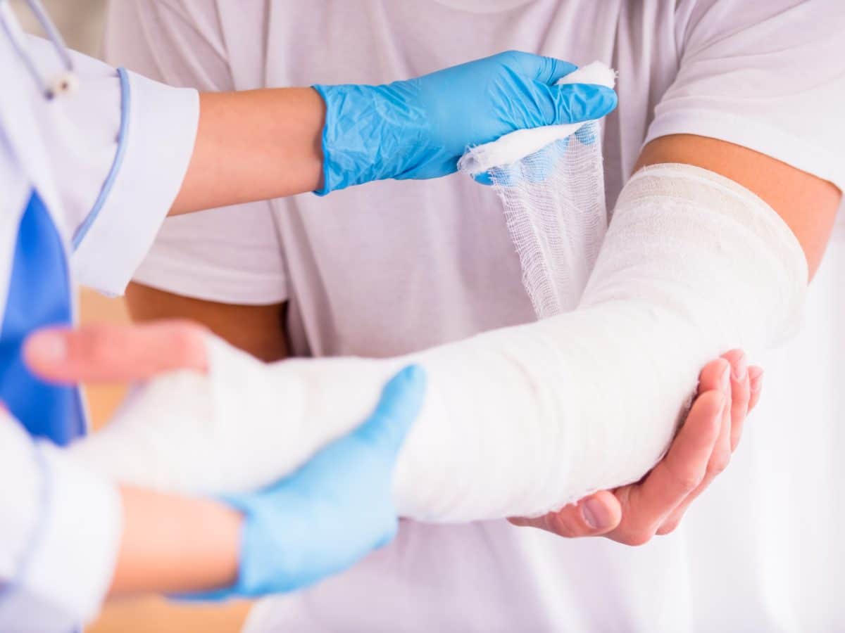 Garder un plâtre au sec pendant la baignade