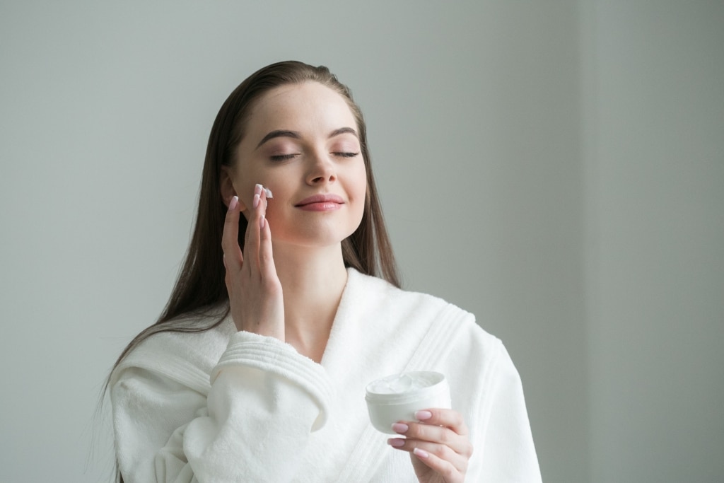 Traiter efficacement les boutons d’acné sans agresser la peau