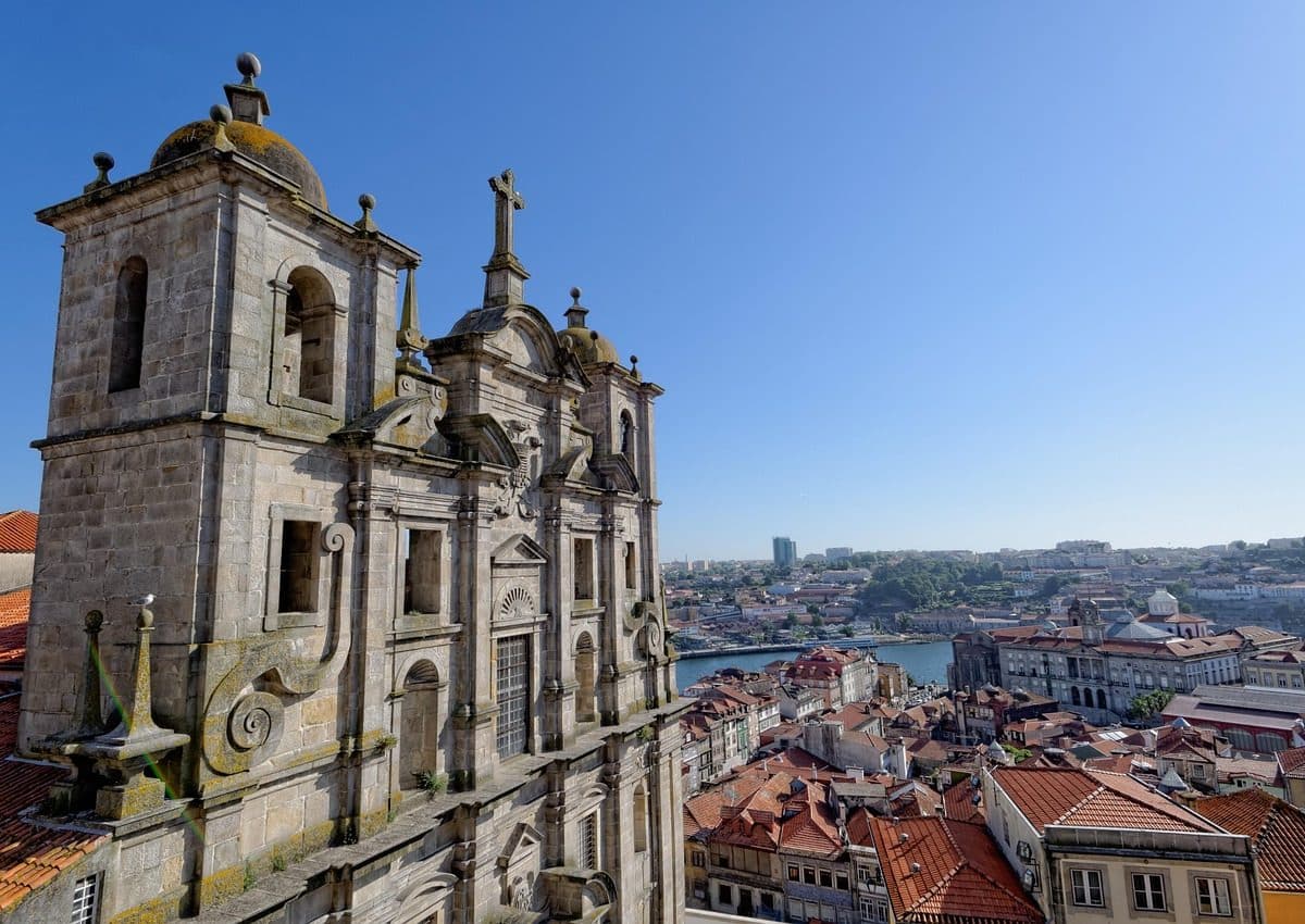 Prix implant dentaire au Portugal : qualité, expertise et économies