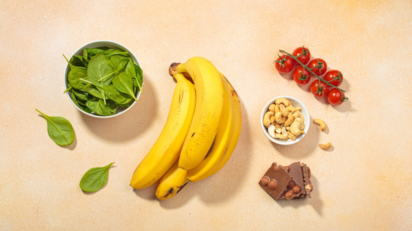&Eacute;pinards, bananes, noix de cajou, tomates cerises et chocolat noir &mdash; aliments naturellement riches en magn&eacute;sium contre les crampes menstruelles