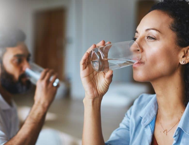 Goutte en été : éviter les crises liées à la déshydratation