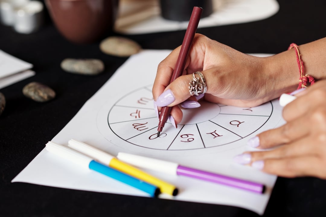 Lire son horoscope le matin : simple réflexe ou vrai temps d’introspection ?