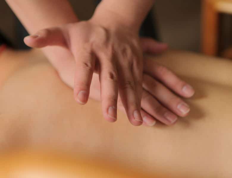 Massage californien : une approche douce pour réguler le stress chronique