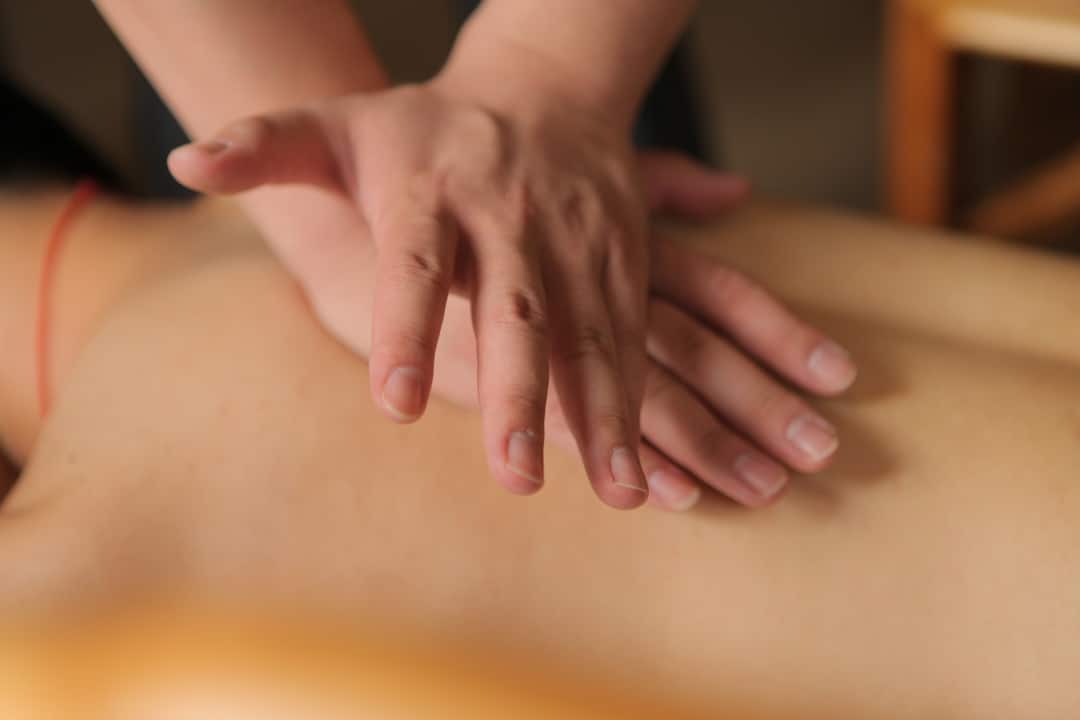 Massage californien : une approche douce pour réguler le stress chronique