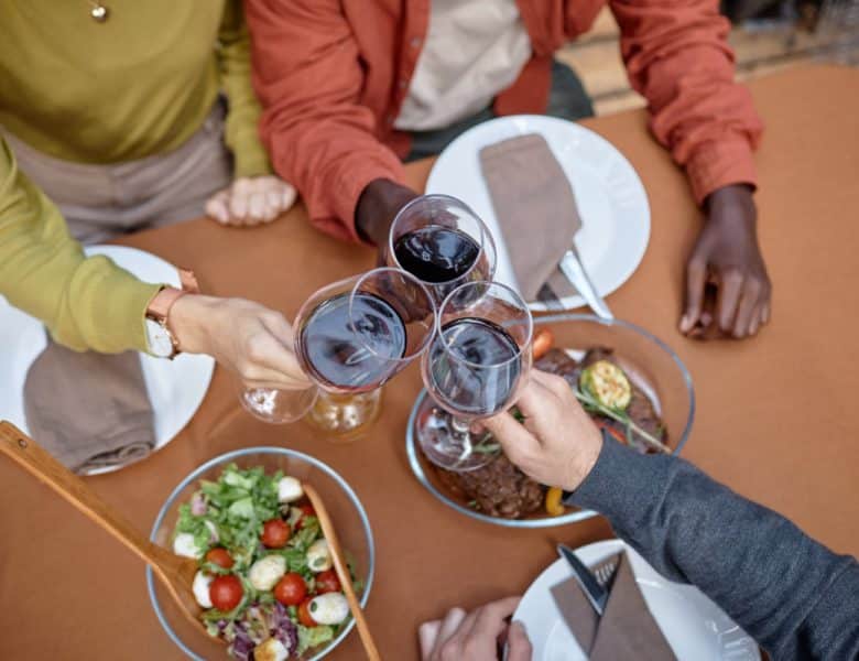 Repas d&rsquo;été en terrasse : aménager son jardin sans moustiques