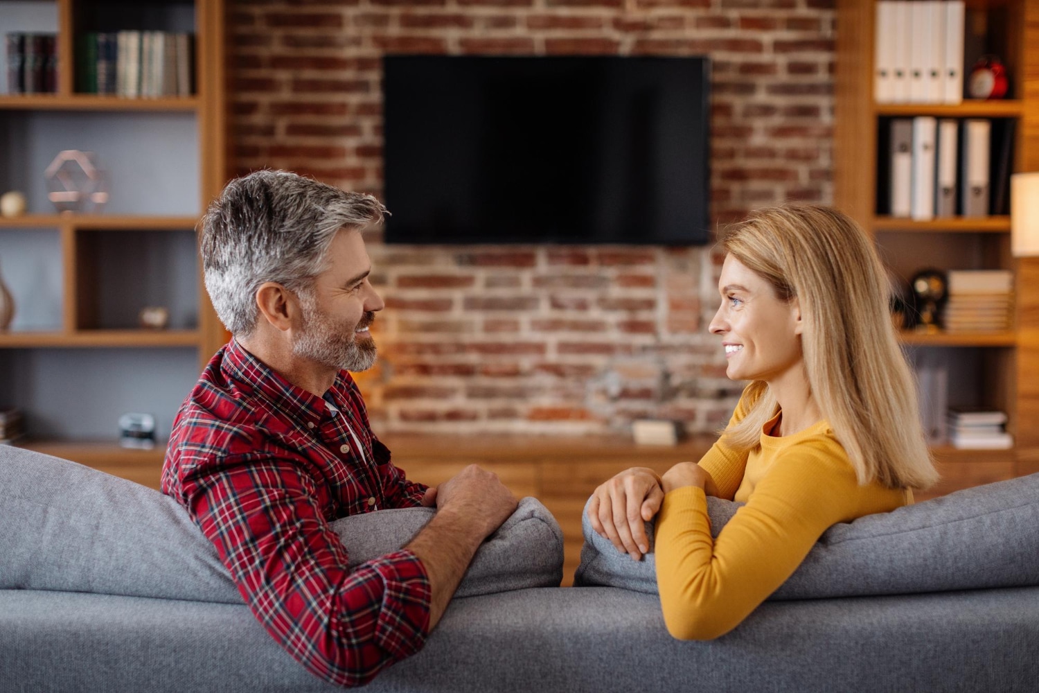 Une femme et un homme se détendent en regardant la télévision et profitent du temps libre